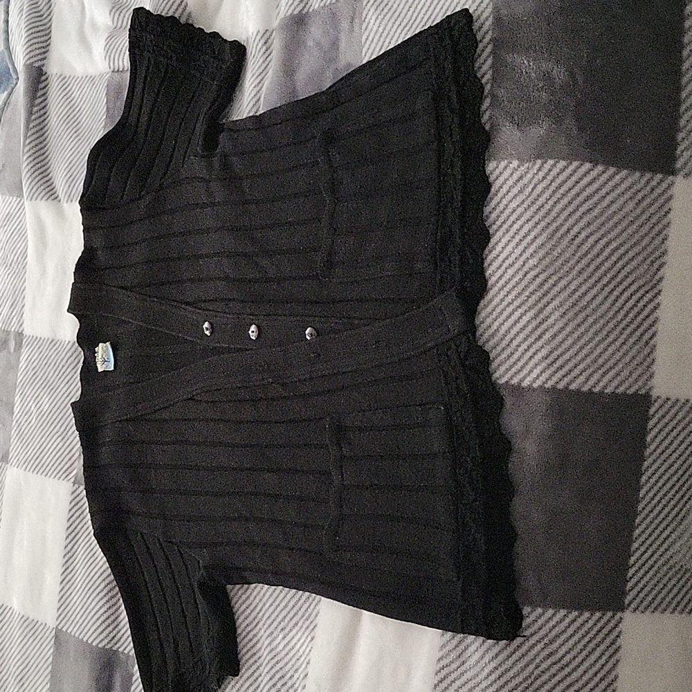 Women's short sleeve ribbed sweater, black.